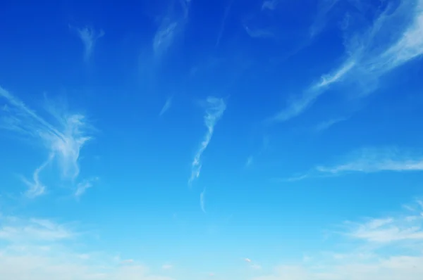 Krásná modrá obloha s řídkými mračny — Stock fotografie