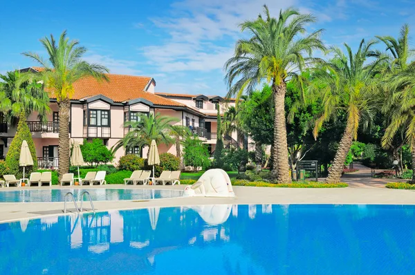 Outdoor swimming pool and beautiful palm trees — Stock Photo, Image