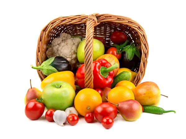 Owoce i warzywa w koszyku — Zdjęcie stockowe