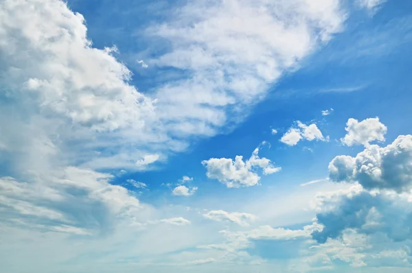 Pluizige wolken in de blauwe lucht — Stockfoto