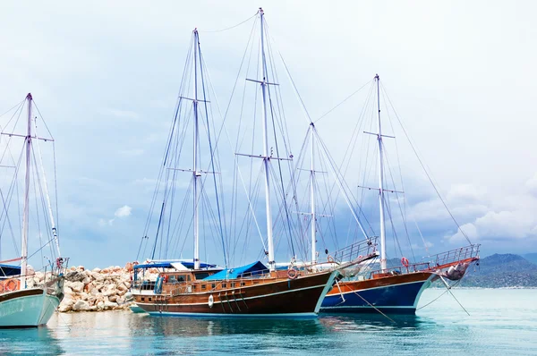 Zeilen schepen in de zee baai — Stockfoto