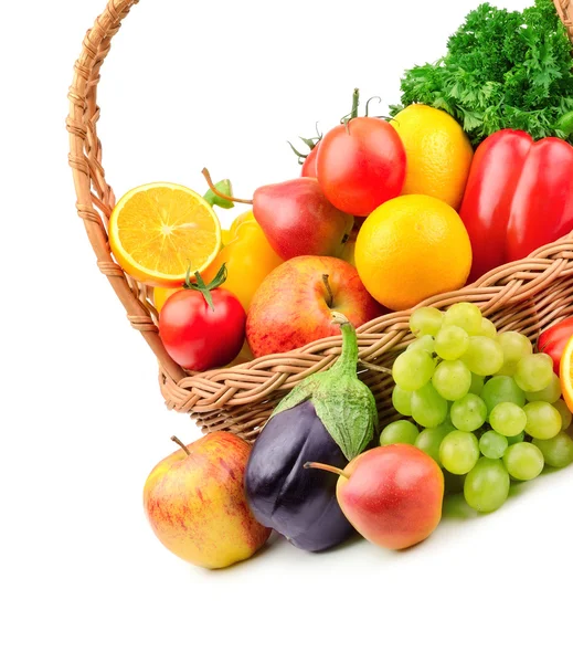 Fruits and vegetables in a wicker basket — Stock Photo, Image
