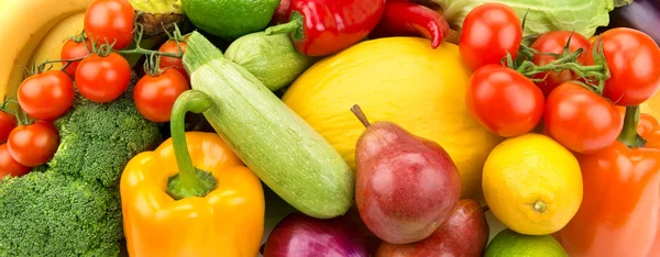 Heller Hintergrund von reifem Obst und Gemüse — Stockfoto