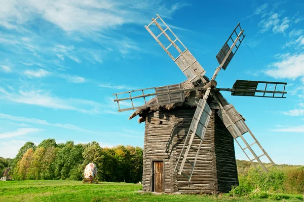 Oude houten molen op de achtergrond van de herfst bos Rechtenvrije Stockfoto's