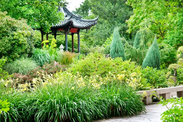 Summer park with a beautiful gazebo and flower beds — Stock Photo, Image