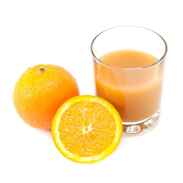 Laranjas e suco de laranja isolado no fundo branco — Fotografia de Stock