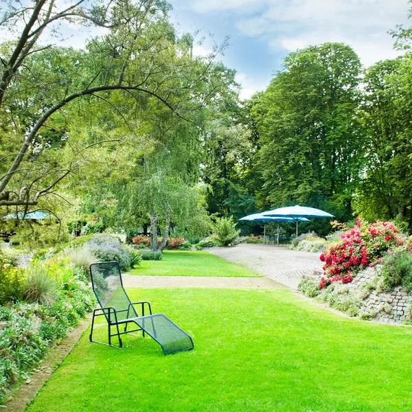 Güzel yaz yeşil çim ve çiçek yatak park — Stok fotoğraf