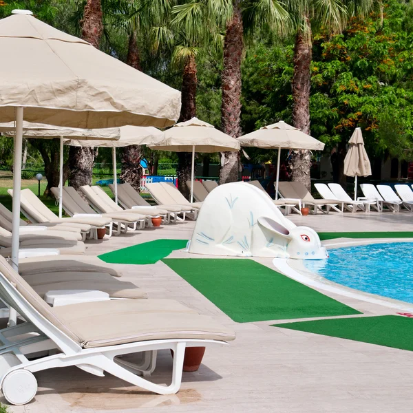 Outdoor swimming pool and beautiful palm trees — Stock Photo, Image