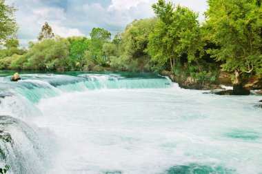 şelale, yaz park ve bulutlu gökyüzü