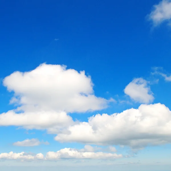 Nubes esponjosas en el cielo azul —  Fotos de Stock