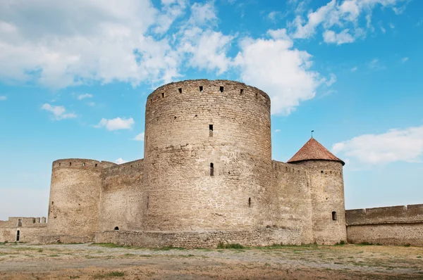Древняя крепость с башнями и укрепленной стеной — стоковое фото