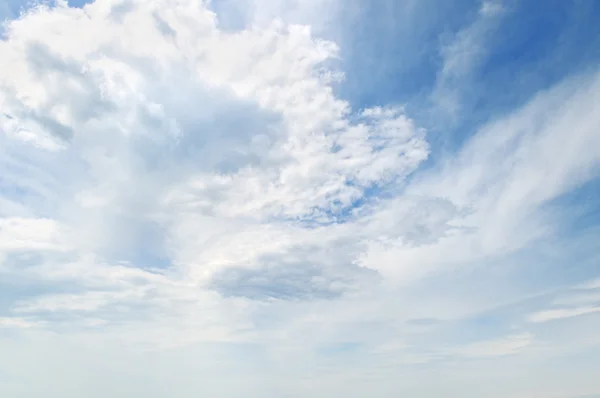 Puszyste chmury na błękitnym niebie — Zdjęcie stockowe