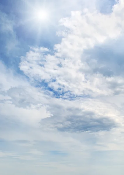 Sol en el cielo azul con nubes blancas — Foto de Stock