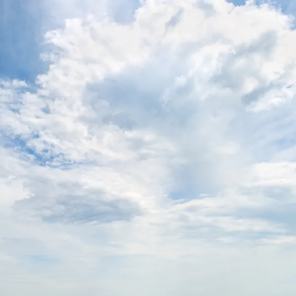 Nubes en el cielo azul — Foto de Stock