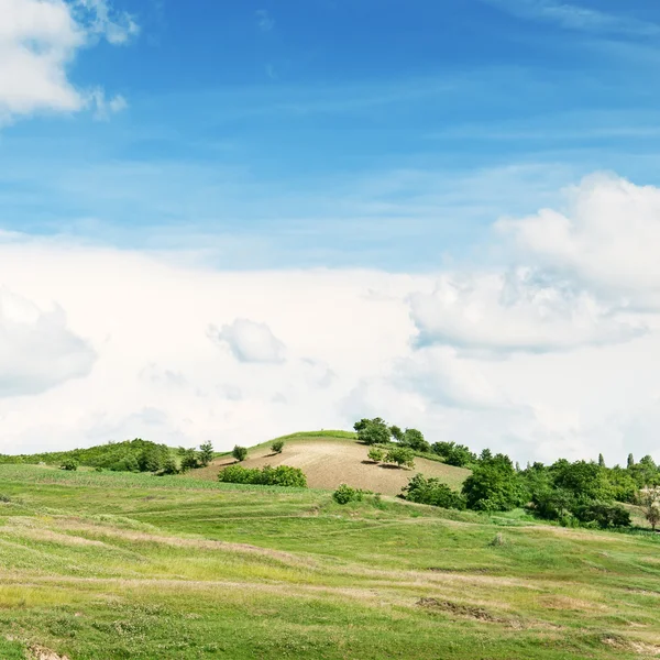 Bergiges Gelände und blauer Himmel — Stockfoto