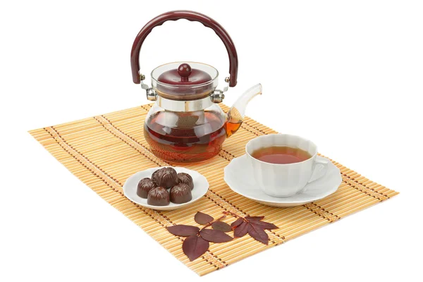 Utensilios de té y té aislados sobre fondo blanco — Foto de Stock