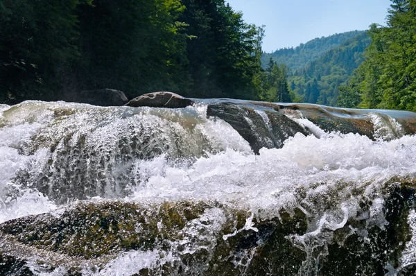 Wasserfall auf dem Fluss in den Bergen — Stockfoto