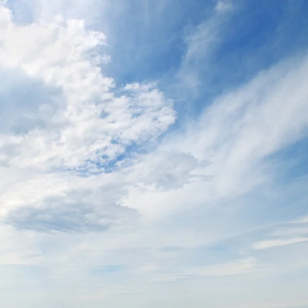 Moln i den blå himlen — Stockfoto