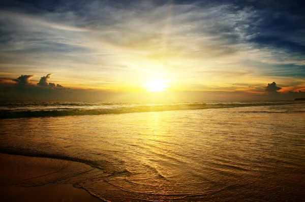 Nascer do sol sobre o oceano — Fotografia de Stock