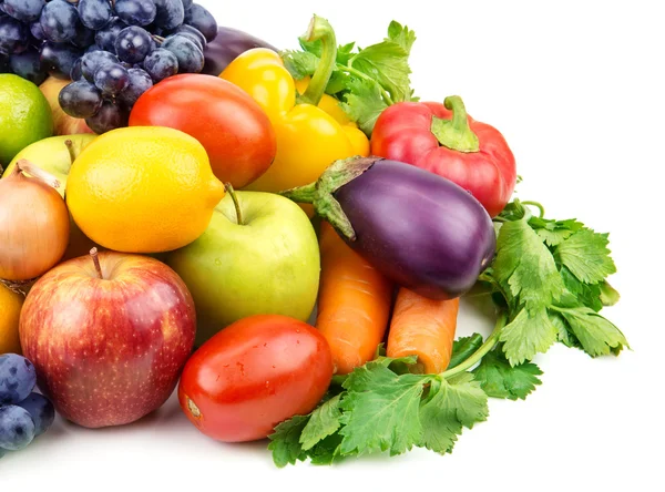 Ensemble de différents fruits et légumes isolés sur fond blanc — Photo