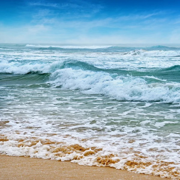 Paisaje marino, playa de arena y cielo azul —  Fotos de Stock