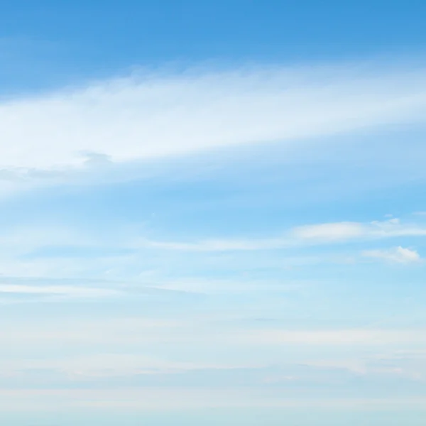 Ciel bleu avec des nuages clairs — Photo