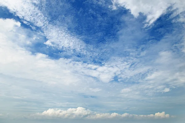 Las nubes de cúmulos blancos contra el cielo azul — Foto de Stock