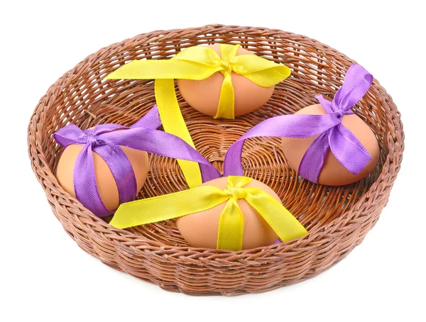 Uova di Pasqua in un cesto di vimini — Foto Stock