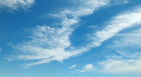 Облака в голубом небе — стоковое фото