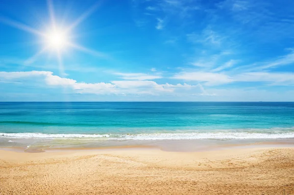 Paisaje marino y sol sobre fondo azul del cielo — Foto de Stock