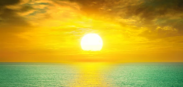 海面上美丽的落日 — 图库照片