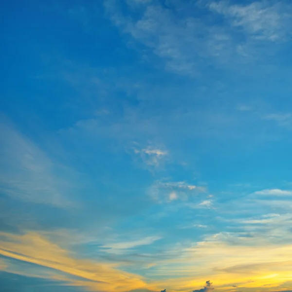 De zon gaat onder in de wolken — Stockfoto