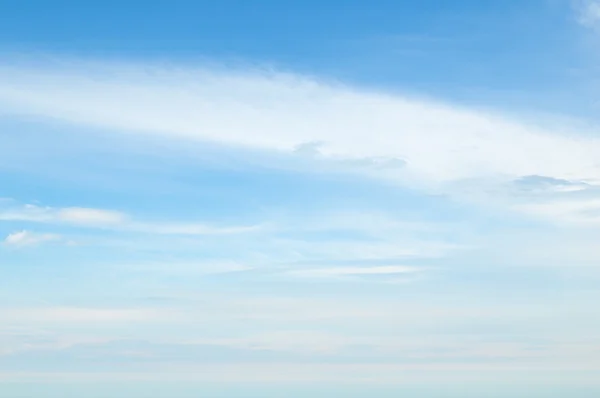 Céu azul com nuvens claras — Fotografia de Stock