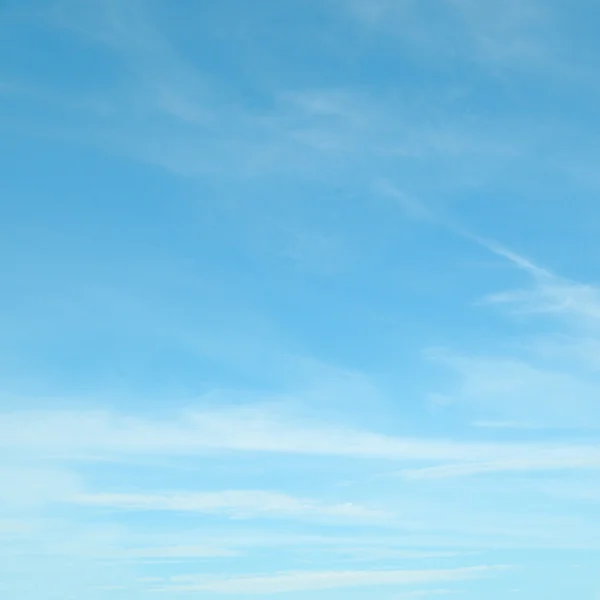 Пухнасті хмари на блакитному небі — стокове фото