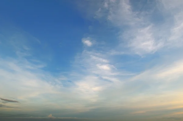 Vacker blå himmel med lätta moln — Stockfoto