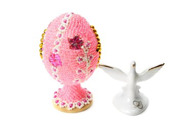 Paskalya yumurtası ve beyaz arka plan üzerinde izole güvercin