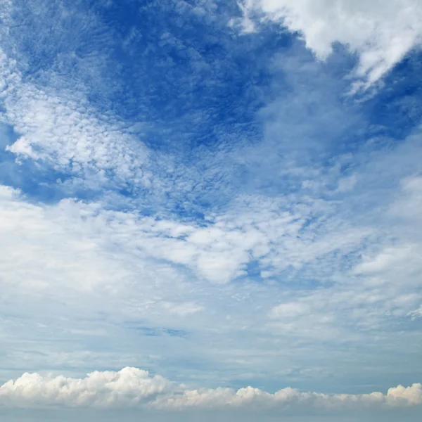 Il cumulo bianco nuvole contro il cielo blu — Foto Stock