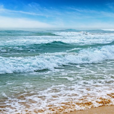 deniz manzarası kum plaj ve mavi gökyüzü