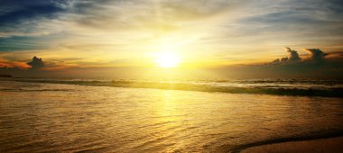 Okyanusun üzerinde gün doğumu