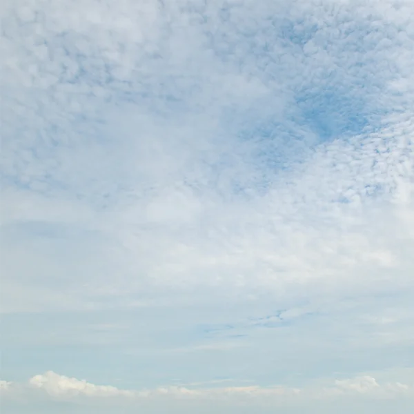 Wolken am blauen Himmel — Stockfoto