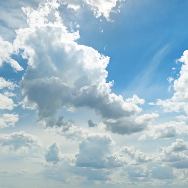 Lichte wolken in de blauwe hemel — Stockfoto