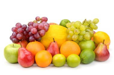 Beyaz arkaplanda izole edilmiş meyve kümesi