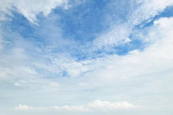 De vita cumulusmoln mot den blå himlen — Stockfoto