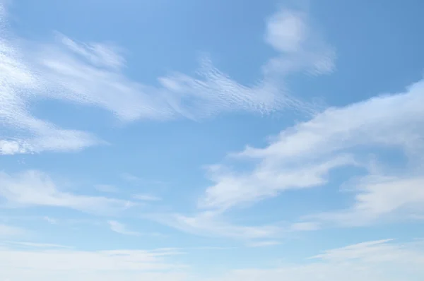 Blauwe lucht en wolken — Stockfoto