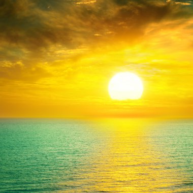 Denizin üzerinde güzel bir gün batımı