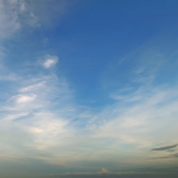 Vacker blå himmel med lätta moln — Stockfoto