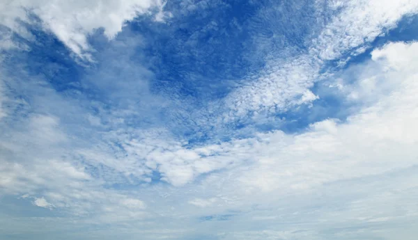 Las nubes de cúmulos blancos contra el cielo azul — Foto de Stock