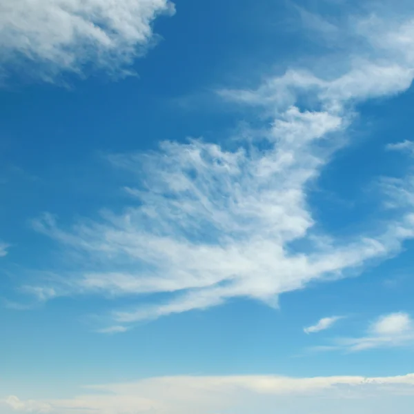 Облака в голубом небе — стоковое фото