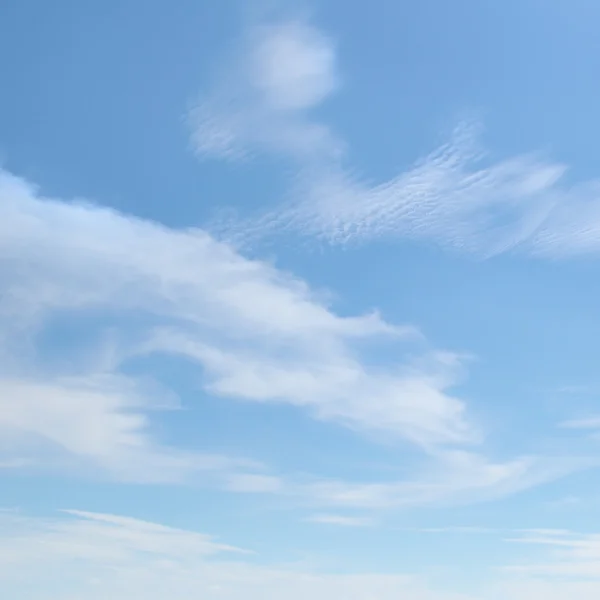 Красивое голубое небо — стоковое фото