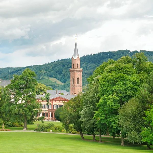 Městský park s trávníky a hrad — Stock fotografie